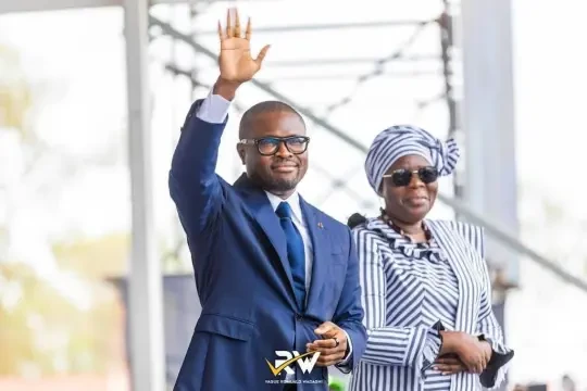 Wadagni-talata-debout