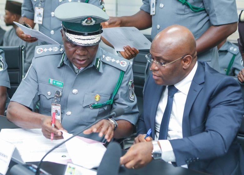 Bashir Adewale Adenuyi, Directeur général des Douanes du Nigéria et Alain Hinkati, Directeur général des Douanes du Bénin signant le communiqué final conjoint ce lundi 24 juillet 2023 à Cotonou