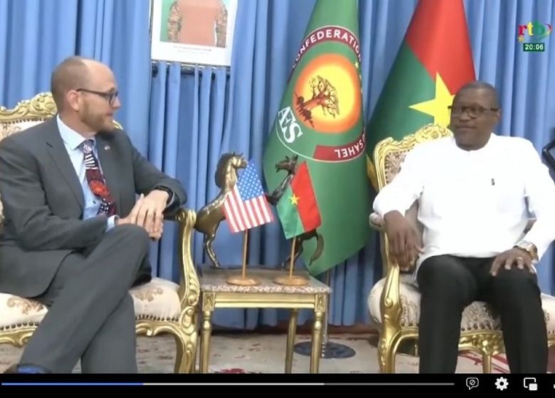 Le diplomate Will Stevens (en costume) ici en audience chez le ministre burkinabé des affaires étrangères, début Juin 2025 à Ouagadougou