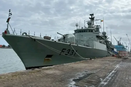 navire-marine-portugaise-a-cotonou